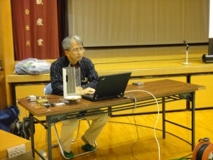 オスプレイの低周波音と健康被害について講演する琉球大学の渡嘉敷健准教授