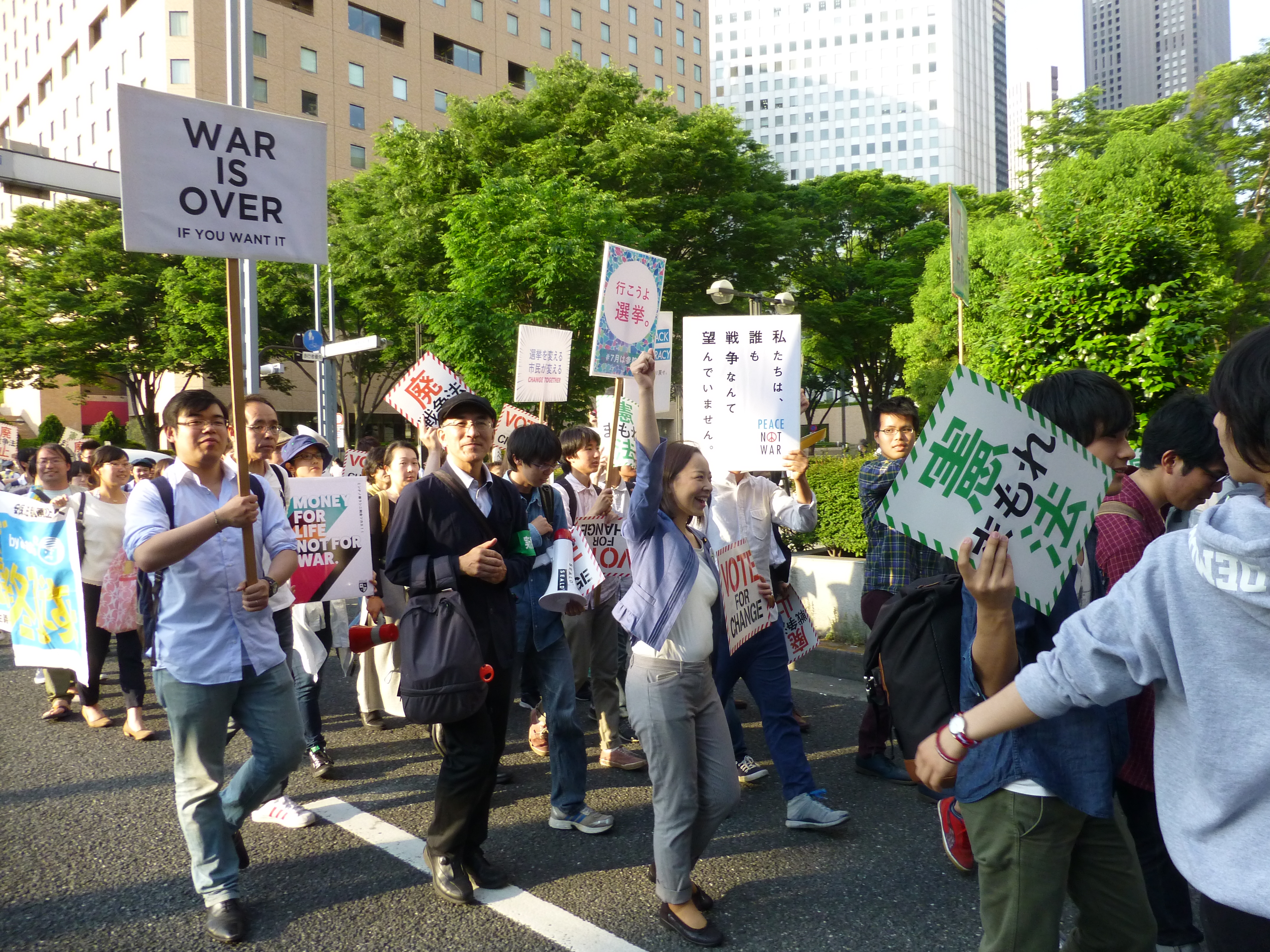 デモ行進の中央で拳を突き上げる、吉良よし子・共産党参院議員。 